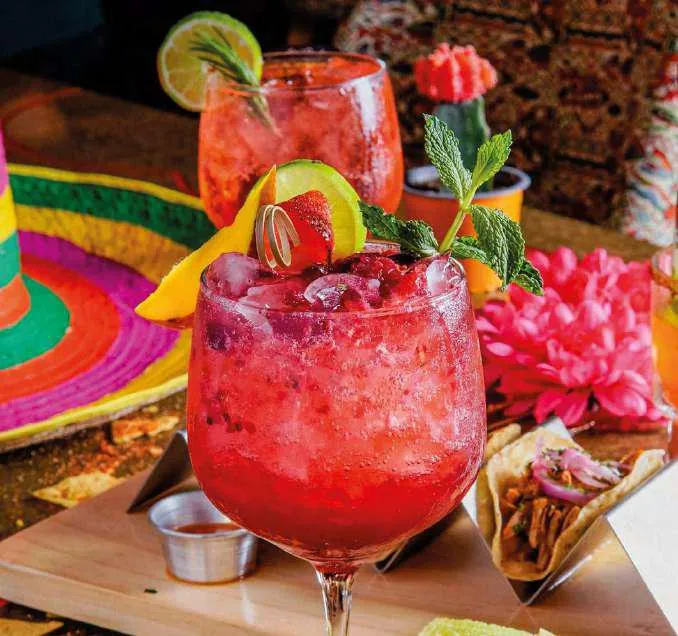 Margarita con tacos en la barra del restaurante mexicano Viva Zapata, Floridablanca